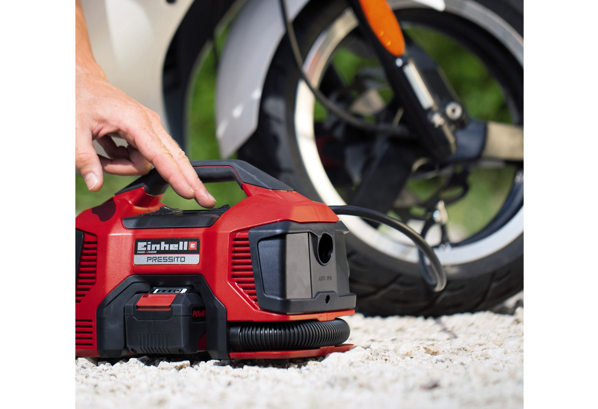 Απεικονίζεται ο αεροσυμπιεστής να φουσκώνει λάστιχο ποδηλάτου.